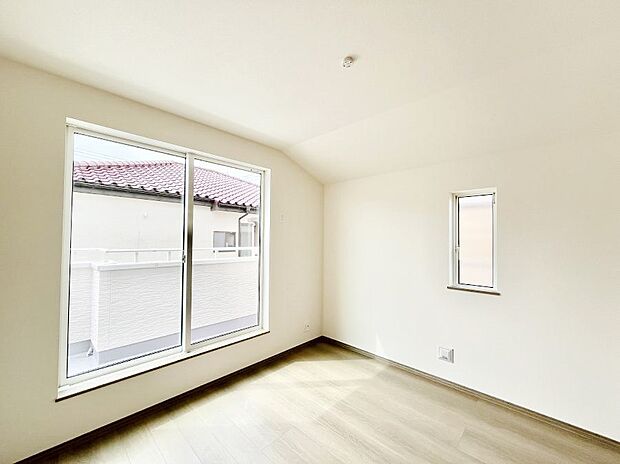 バルコニーが開放感をプラスしてくれる洋室