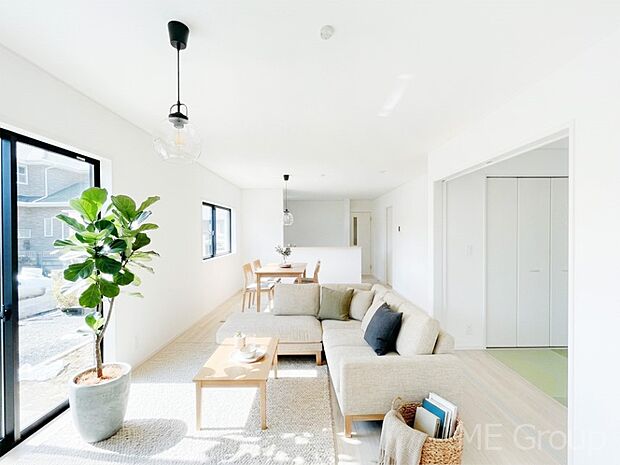 明るい陽光に包まれる心地のよいリビングで家族団らん! ※家具はCGです