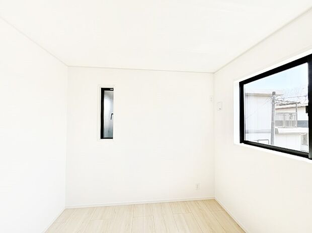 2面採光の洋室。窓から入り込む陽光がお部屋全体を優しく包み込みます!