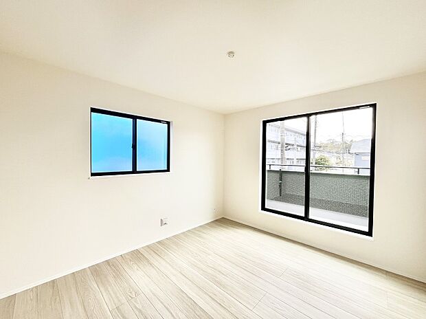 バルコニーが開放感をプラスしてくれる洋室