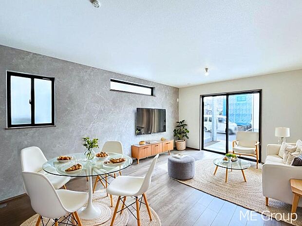 ご家族の賑やかな話し声で包まれる明るいリビング  ※家具はCGです