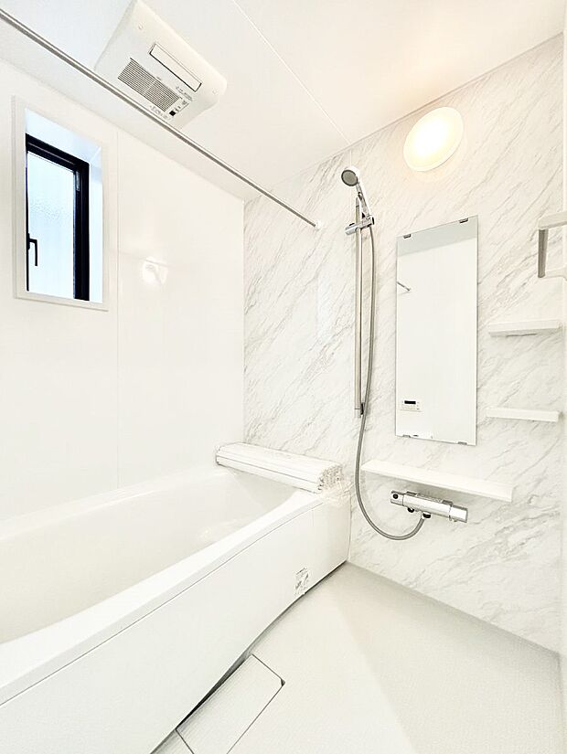 一日の疲れを癒してくれる明るい清潔感のあるバスルーム