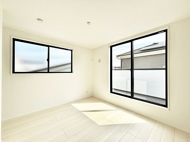 バルコニーが開放感をプラスしてくれる洋室