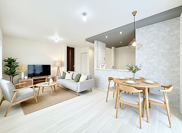 ご家族の賑やかな話し声で包まれる明るいリビング  ※家具はCGです