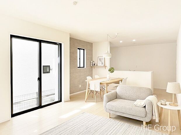 家族の和やかな会話が聞こえてきそう。開放感のあるリビングです。※家具はCGです