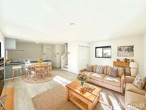 ご家族の賑やかな話し声で包まれる明るいリビング  ※家具はCGです