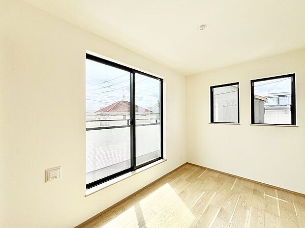 バルコニーが開放感をプラスしてくれる洋室