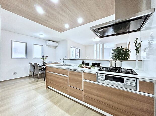 広々とした使い勝手の良いキッチンで日々のお料理も楽しくなりそう