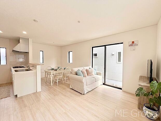 大きな窓からたっぷりの陽光と風を感じられるリビング ※家具はCGです