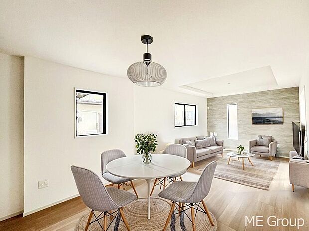 ご家族の賑やかな話し声で包まれる明るいリビング  ※家具はCGです