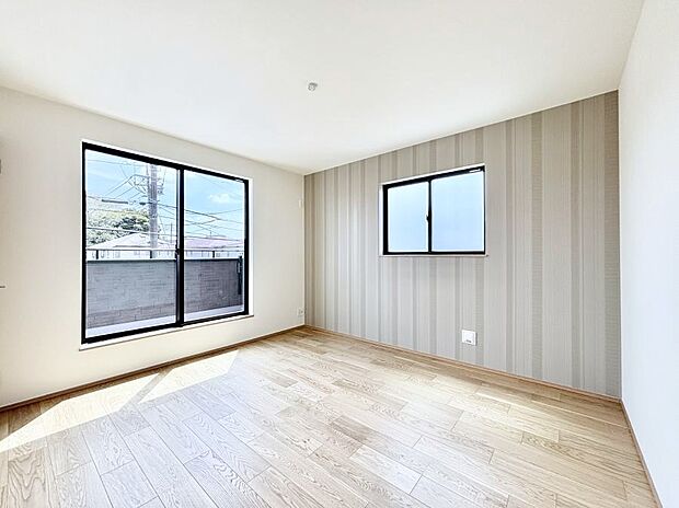 アクセントクロスがお洒落な洋室。2面採光で明るさ&風通し良好!