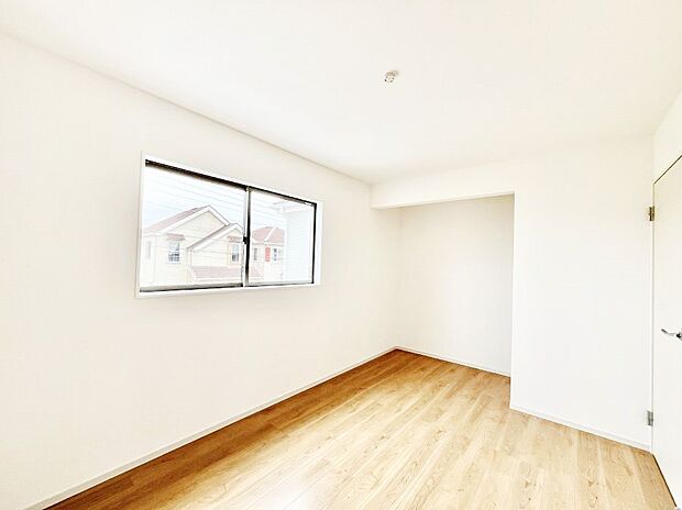 オープンクローゼット付きのお部屋でスッキリとした空間でゆったり寛げます。