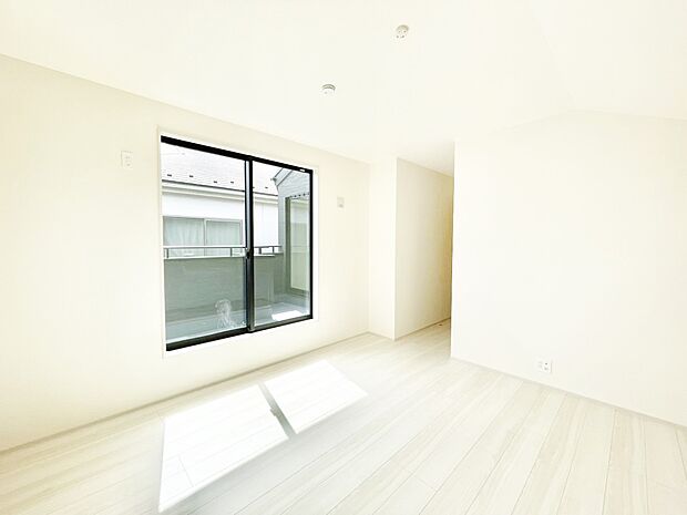 ウォークインクローゼットがあるお部屋！季節ごとの入れ替えも不要で便利です。 