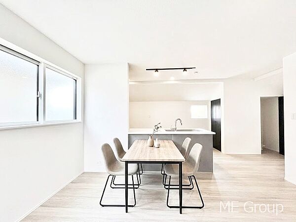 家族の和やかな会話が聞こえてきそう。開放感のあるリビングです。※家具はCGです  
