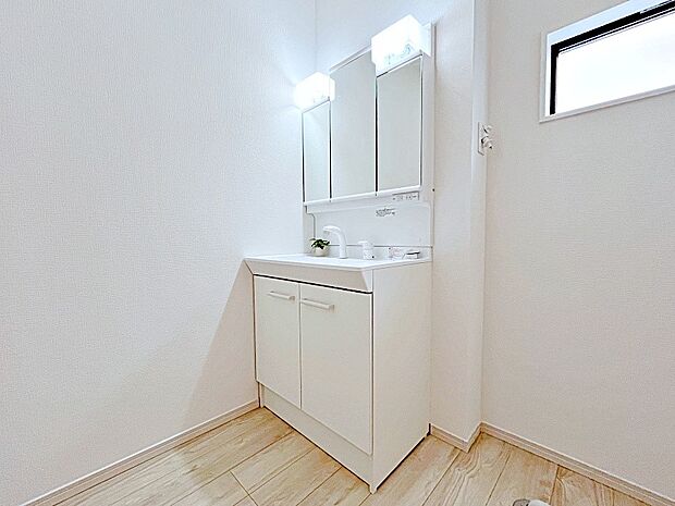 【洗面台・洗面所】ゆとりの洗面スペース。収納力のある三面鏡付洗面化粧台なのもうれしいですね！