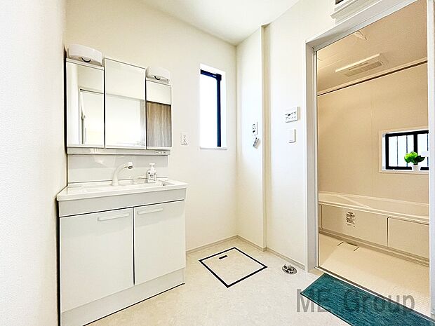 【洗面台・洗面所】清潔感のある洗面所。シンプルでスタイリッシュなデザインです。