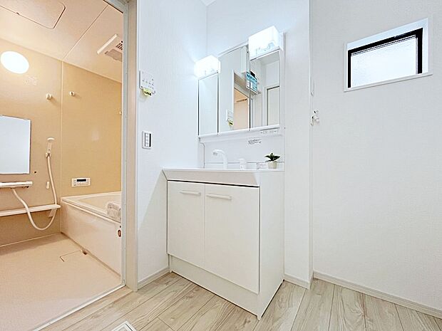 【洗面台・洗面所】白を基調とした清潔感のある洗面所。シンプルでスタイリッシュなデザインです。