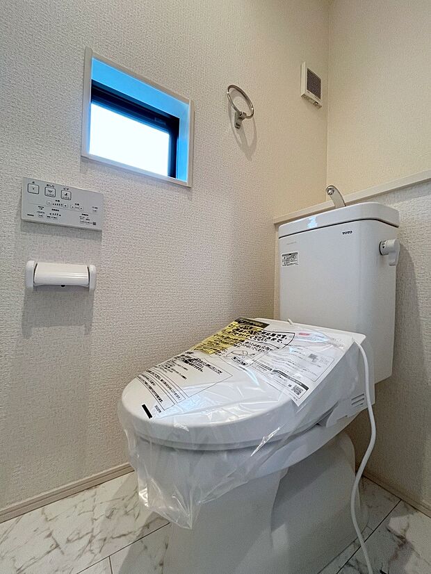 【トイレ】目の高さに物が置けて在庫管理もしやすいですね。