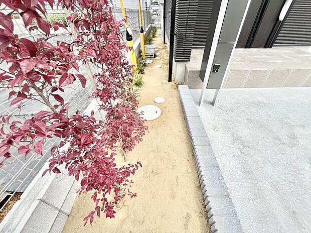 【庭】プランターを並べて季節のお花を楽しめるお庭付き。