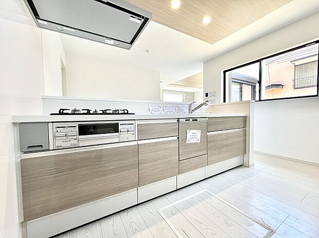 【ダイニングキッチン】料理をしながらでもご家族との会話を楽しめる対面キッチン  