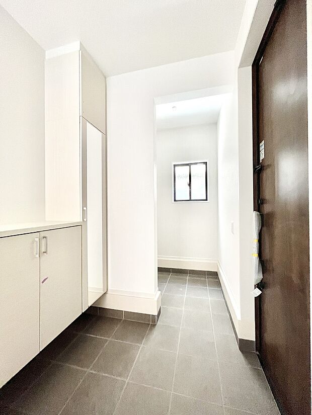 【玄関】飾り棚を利用して、お越しいただくお客様をおもてなしできます。