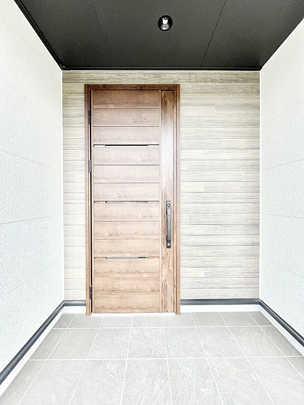 【玄関】玄関前は雨が降っても濡れにくい屋根付き