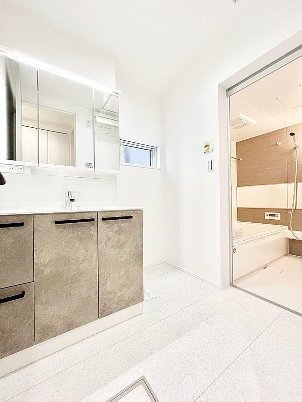 【脱衣場】清潔感ある洗面化粧室で朝の身支度も快適