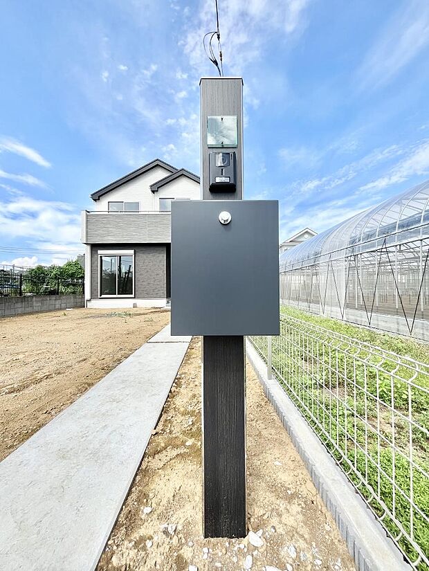 【その他現地】表札・インターホン・ポストをひとつに集約。エントランスになじむシンプルデザイン。