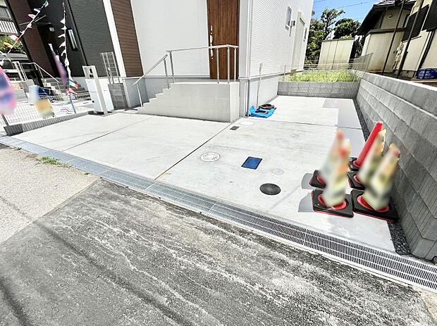 【駐車場】2台（車種による）駐車可！ご家族みんなの自転車も置ける広々カースペース。