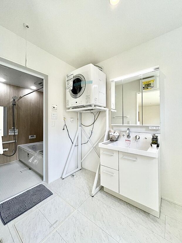 【脱衣場】清潔感のある快適空間です。毎日の身支度も気持ち良くお使い頂けます。 