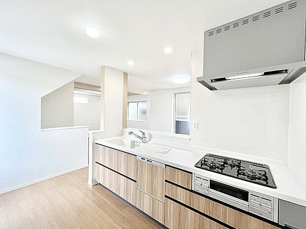 【ダイニングキッチン】ご家族の会話弾む対面キッチン。お料理中のパパママもご家族と過ごす時間が増えそう！