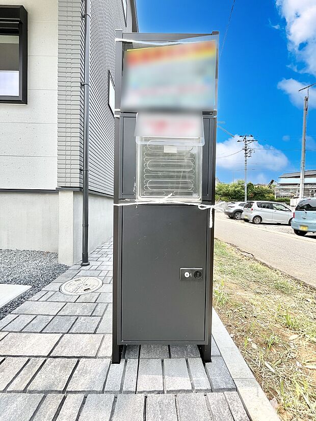 【その他現地】表札・インターホン・ポスト・宅配ＢＯＸをひとつに集約。エントランスになじむシンプルデザイン。  