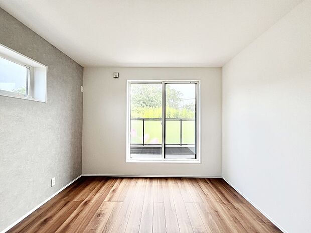 【寝室】明るいバルコニーサイドに洋室を設置。目覚めの良い寝室に。     