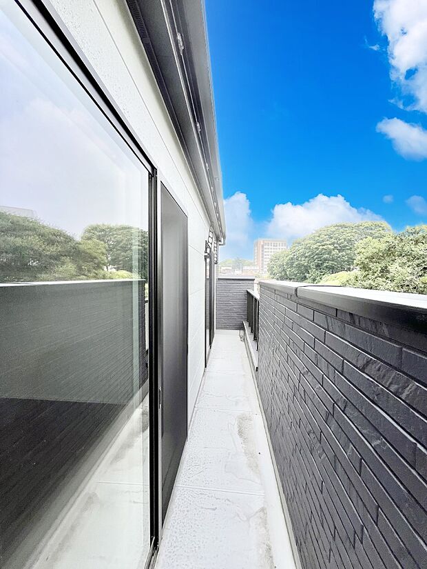 【バルコニー】気持ちよい陽光と風を感じられます    