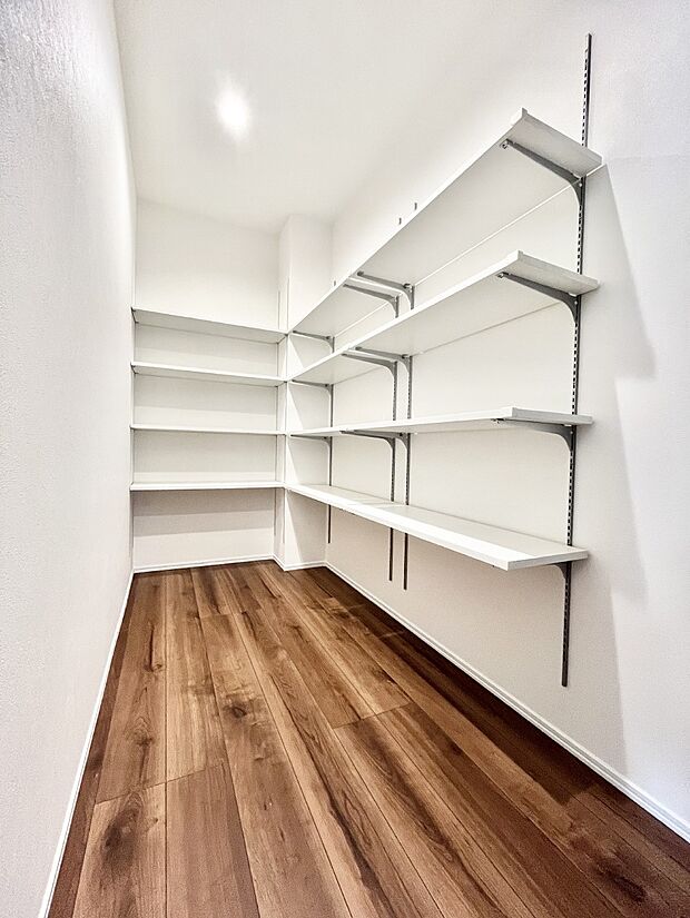 【収納】食品のストックや調理器具の保管に便利な可動棚付きパントリー    