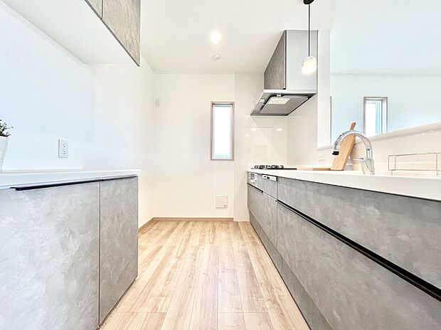 【キッチン】ゆとりあるキッチンではご家族と楽しくお料理ができます。