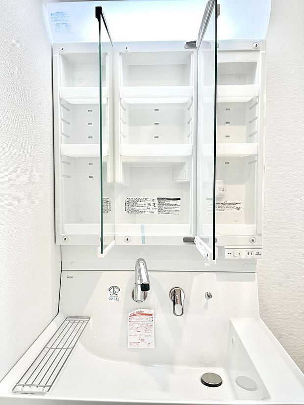 【三面鏡裏収納】三面鏡の裏に、化粧品や衛生用品などを収納可能。洗面台をすっきりと保ちます!