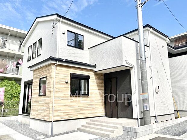 【現地外観写真】暮らしやすさと居心地の良さにこだわったシンプルで飽きのこないデザイン ！