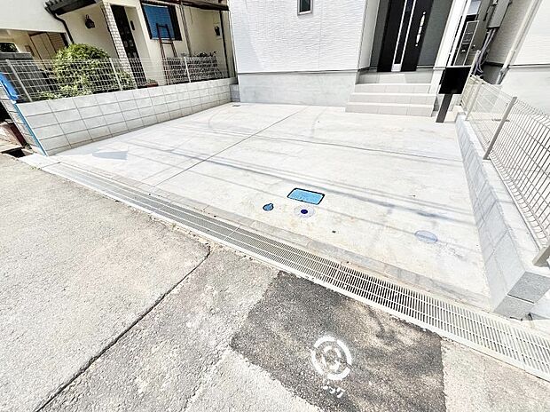 【駐車場】2台(車種による)駐車可!ご家族みんなの自転車も置ける広々カースペース。