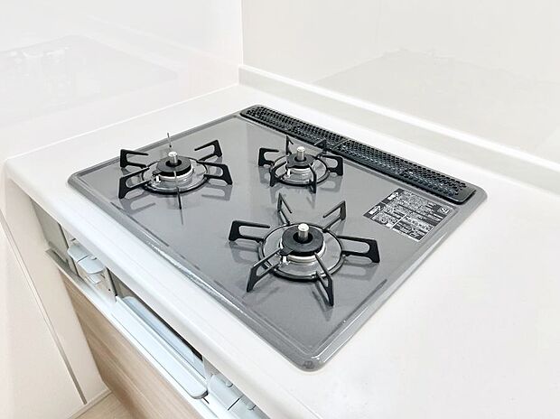 【Siセンサーコンロ】ガスコンロはSiセンサー搭載。火力調節や焦げ付き・消し忘れも防いでくれます。