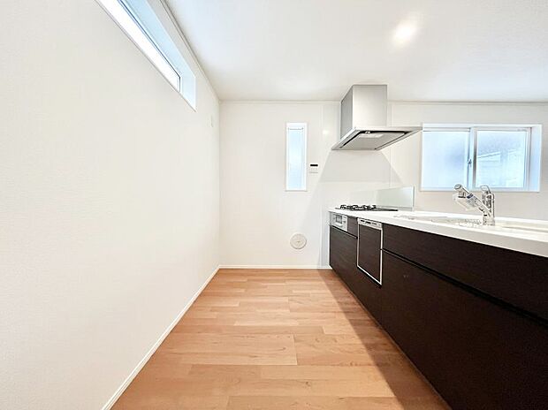 【ダイニングキッチン】爽やかな風が通り抜けるキッチン。窓があるので明るく換気にも役立ちます。