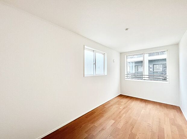 【寝室】2面採光なので、明るく風通しも良く心地良い生活が送れます。