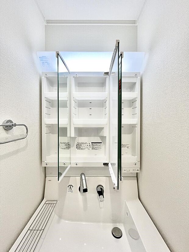 【三面鏡裏収納】三面鏡の裏に、化粧品や衛生用品などを収納可能。洗面台をすっきりと保ちます!