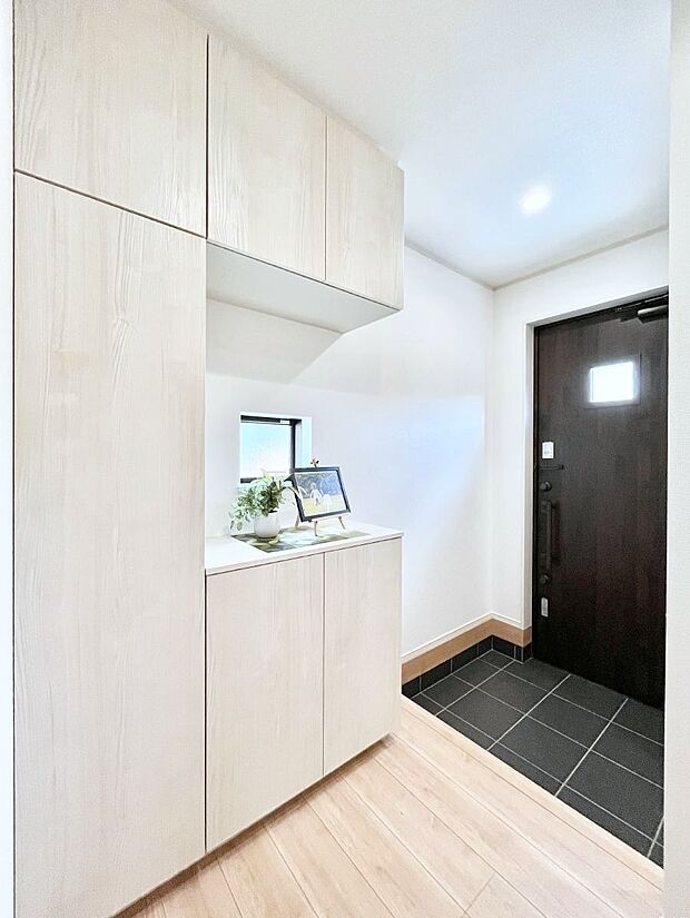 【玄関】飾り棚を利用して、お越しいただくお客様をおもてなしできます。