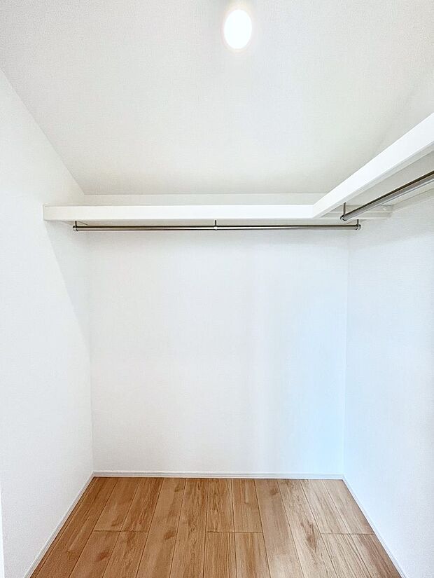 【ウォークインクローゼット】ウォークインクローゼット付きで生活空間を広く利用できます。