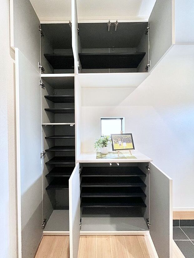 【シューズボックス】たっぷり収納できるシューズボックスで家族全員の靴も、玄関すっきり。