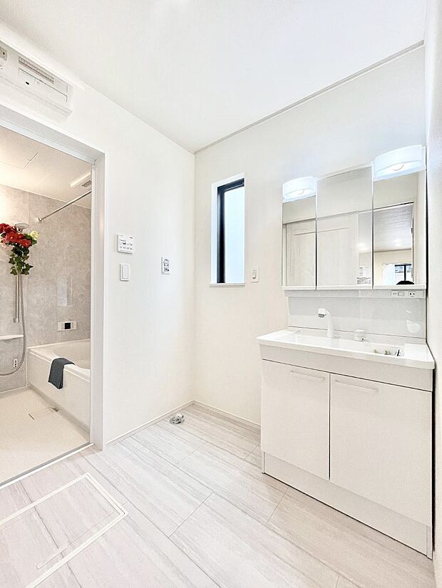 【脱衣場】身支度もスムーズにおこなえる脱衣場。  