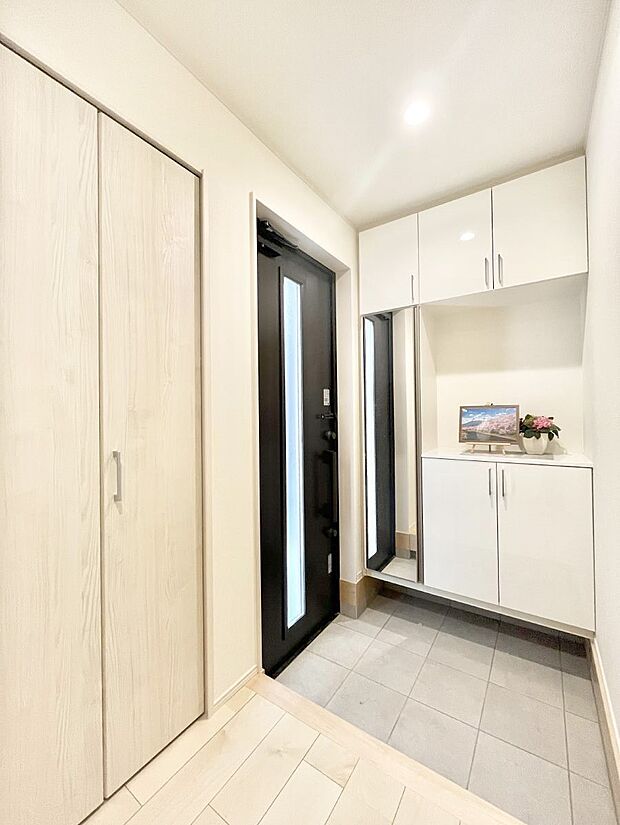 【玄関】明るい玄関はお客様をお出迎えするのにぴったりです！