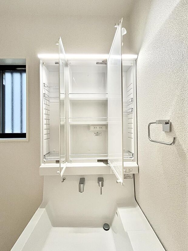 【三面鏡裏収納】三面鏡の裏に、化粧品や衛生用品などを収納可能。洗面台をすっきりと保ちます！