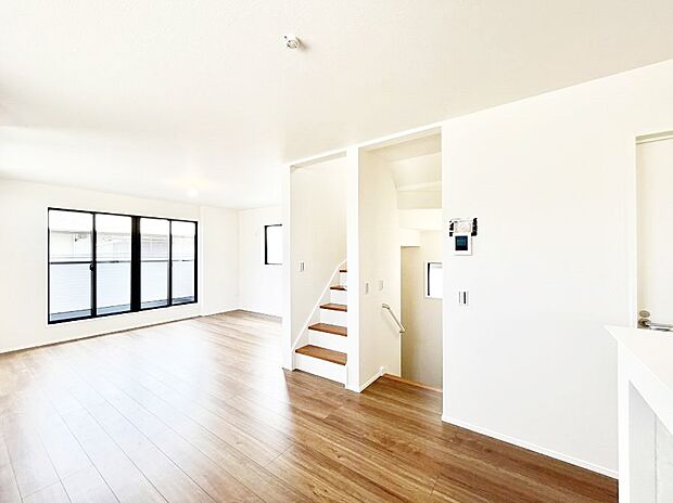 【リビングダイニング】大きな窓からたっぷりの陽光と風を感じられるリビング